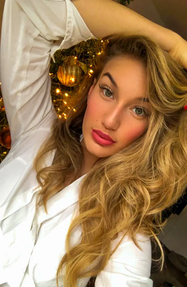 be-roll-hostess-nina-hero